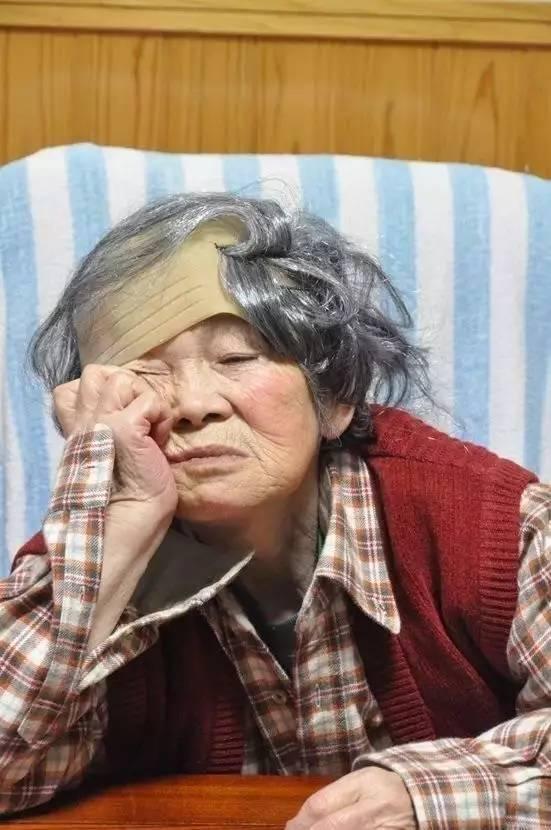 Bà hóa thân làm người già neo đơn không ai chăm sóc.Bà hóa thân làm người già neo đơn không ai chăm sóc.