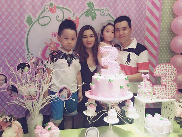 
Chị Minh Hoa bên chồng và 2 con nhỏ.

