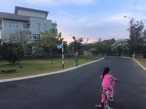 Những lúc thảnh thơi, Thủy Tiên đưa con đi dạo và dạy con những điều mới