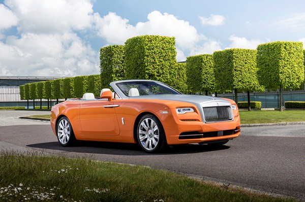 Chiếc Rolls-Royce Dawn màu cam đắt hơn, ở mức 445.750 USD (~10,1 tỷ VNĐ). Chiếc xe được đặt tên theo thành phố Saint-Tropez và có nội thất đậm nét.