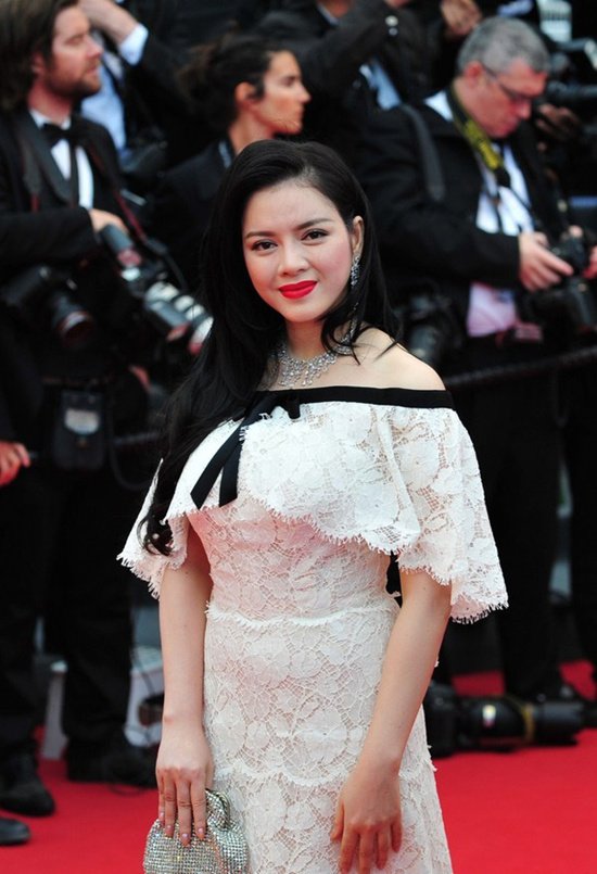 Trong chuyến đi dự LHP Cannes đầu năm 2013, Lý Nhã Kỳ đặt riêng chiếc váy thiết kế của Chanel trị giá 100.000 USD (hơn 2 tỷ VND), đeo cùng bộ dây chuyền và hoa tai kim cương Paolo Piovan 12 tỷ đồng.