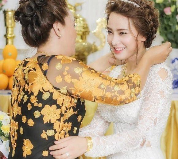 Nữ ca sĩ nhận quà hồi môn là rất nhiều vòng vàng.