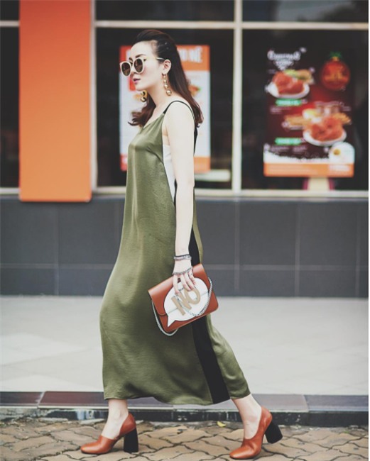 
Yến Nhi xuống phố gợi cảm với váy slippdress rêu nền nã. Cách mà cô nàng chọn phụ kiện: đôi cao gót và clutch tay xuyệt tông cùng nhau cho thấy gu thời trang ổn định, tinh tế của Yến Nhi.
