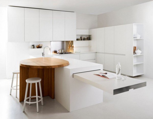 17. Sắc trắng tinh khôi, sáng bóng được tận dụng tối đa để mở rộng không gian nhà bếp. Chúng ta dường như không xác định được không gian, giới hạn của nhà bếp này thực ra cao rộng đến đâu nữa. Chiếc bàn gỗ làm điểm nhấn trong thiết kế này.