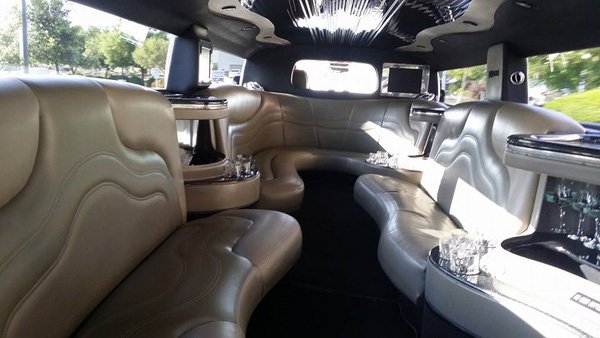 
Dòng xe Limousine được sử dụng trong các sự kiện đặc biệt như đám cưới, tiệc tùng... để thể hiện quyền lực và sự giàu có của người sở hữu nó.

