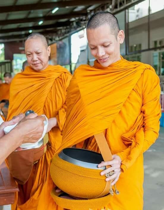 Một thời gian d&agrave;i, b&aacute;o ch&iacute; đưa tin cựu hoa hậu chuyển giới phải phẫu thuật cả bộ phận sinh dục v&agrave; ngực. Th&ocirc;ng tin n&agrave;y sau đ&oacute; đ&atilde; bị gia đ&igrave;nh b&aacute;c bỏ. &ldquo;Kh&ocirc;ng đ&uacute;ng, Nattee chưa bao giờ thực sự phẫu thuật chuyển giới. N&oacute; chỉ n&acirc;ng ngực&rdquo;, người nh&agrave; Nattee khẳng định. Sư trụ tr&igrave; nơi Nattee tu h&agrave;nh trả lời phỏng vấn tờ Bưu điện Bangkok cho hay: &ldquo;Jazz l&agrave; đ&agrave;n &ocirc;ng về cả tinh thần v&agrave; thể x&aacute;c&rdquo;.