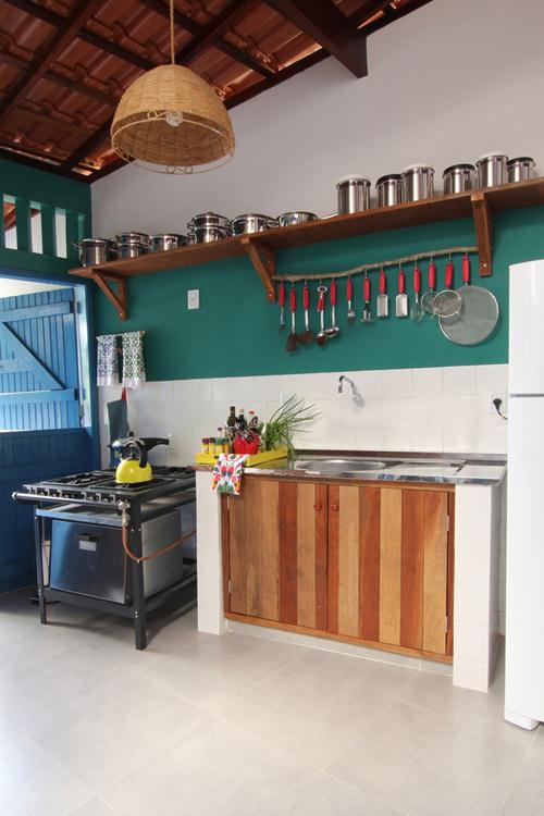 Phòng bếp ưu tiên kiểu thiết kế tầng lớp, sử dụng nhiều giá treo đồ và tủ bếp để chứa các vật dụng một cách gọn gàng.