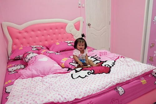 C&ocirc; b&eacute; sung sướng v&agrave; hạnh ph&uacute;c khi được sở hữu m&oacute;n qu&agrave; lớn m&agrave; bố mẹ d&agrave;nh tặng.