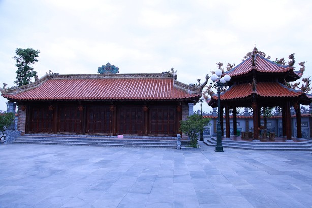 Quan sát từ ngoài vào trong, nhà thờ được thiết kế theo kiểu cung đình. Bên trong đại điện chính gồm tiền điện thờ phật và hậu điện thờ Tổ tiên họ Nguyễn Quốc.