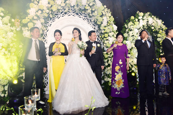 
Sau dịp Tết Nguyên đán, Hoa hậu Thu Ngân và chồng đại gia sẽ tổ chức thêm tiệc mừng tại nhà gái ở Hải Phòng.

