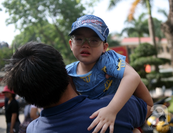 Một đứa trẻ nhỏ gần 3 tuổi khóc nức nở khi anh trai đi lính.