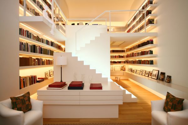 19. Cuối cùng là 1 thiết kế tuyệt đẹp với 3 bức tường sách được thắp sáng bằng đèn led, kết hợp đồ nội thất và cầu thang màu trắng đem lại cảm giác vô cùng sang trọng.