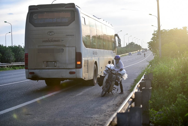 Có xe khách còn đón trả hàng ngay trên đường đại lộ.