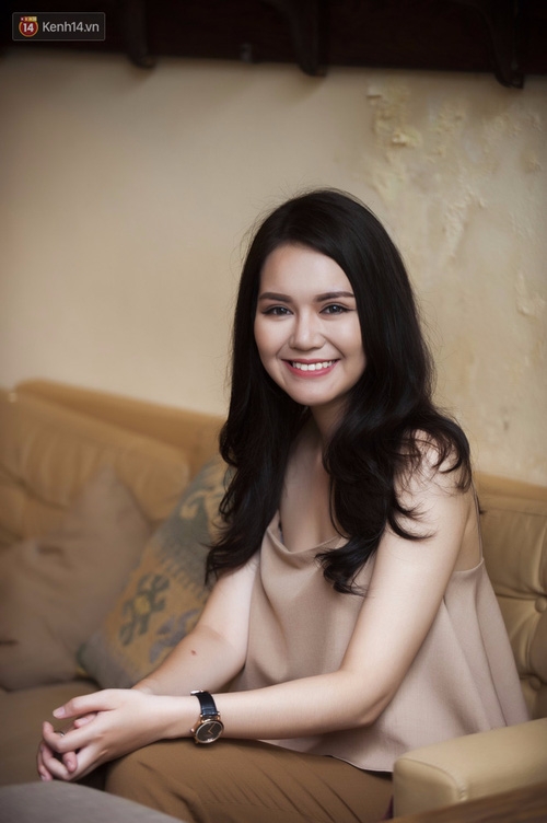 Nhờ ngoại h&igrave;nh mới, Huyền Trang giờ đ&acirc;y đ&atilde; kiếm được c&ocirc;ng việc l&agrave;m th&ecirc;m để phụ gi&uacute;p bố mẹ v&agrave; trang trải cuộc sống sinh vi&ecirc;n xa nh&agrave;.