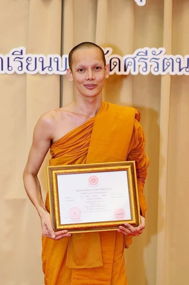 Người đứng đầu Văn ph&ograve;ng Phật gi&aacute;o Th&aacute;i Lan - sư Banjawattananont - n&oacute;i những người từng phẫu thuật chuyển đổi giới t&iacute;nh kh&ocirc;ng thể được phong chức trong gi&aacute;o hội. Nhưng với Nattee, ph&iacute;a văn ph&ograve;ng để sư trụ tr&igrave; tự quyết định. Atuwathee, một cao tăng kh&aacute;c, cho biết Sorrawee đ&atilde; học ph&aacute;p trong hai năm, lu&ocirc;n muốn trở th&agrave;nh sư thầy từ khi c&ograve;n nhỏ với nguyện vọng b&aacute;o đ&aacute;p ơn của cha mẹ.