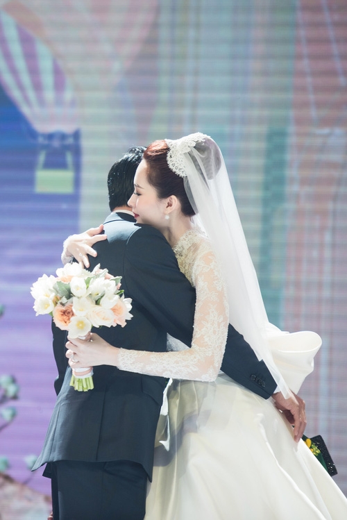Cả hai cắt b&aacute;nh v&agrave; trao cho nhau c&aacute;i &ocirc;m thay cho lời hứa b&ecirc;n nhau trọn đời.