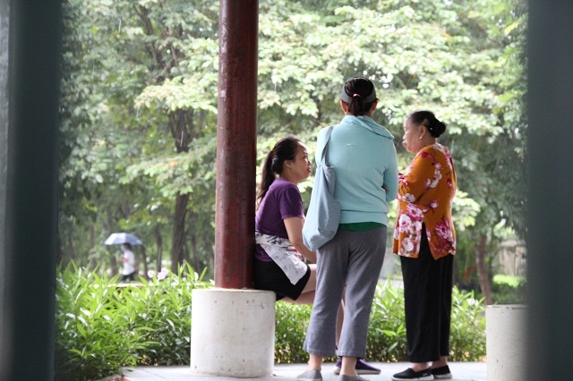 Nhiều người d&acirc;n phải mặc &aacute;o ấm khi đi tập thể dục buổi s&aacute;ng 