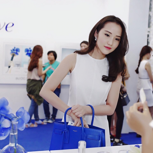 Chiếc túi xách hiệu Royal Blue từ YSL của Xuân Thảo.