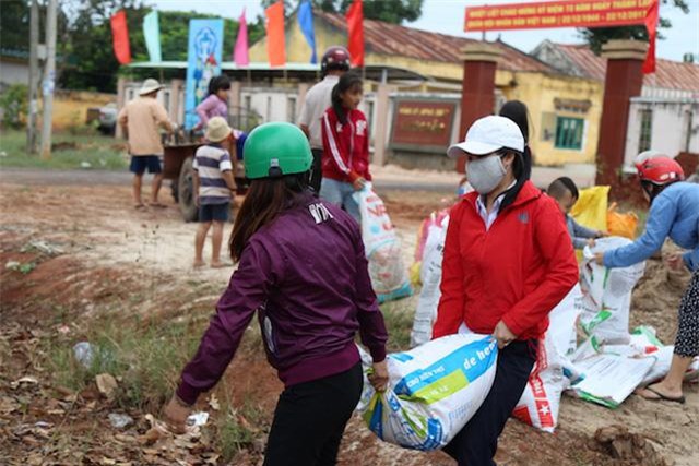 Người d&acirc;n vừa chuẩn bị tinh thần đ&oacute;n cơn b&atilde;o số 16 vừa cười n&oacute;i kh&aacute; vui vẻ.