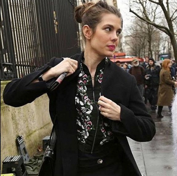 
Cận cảnh gương mặt tuyệt xinh của Charlotte Casiraghi.
