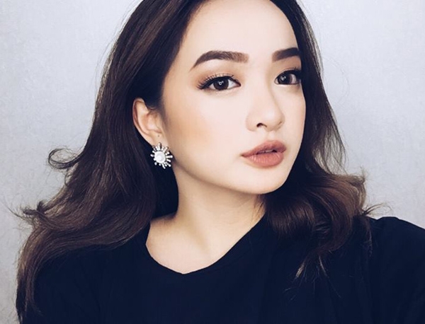 
Mỗi bức selfie của Kaity thường thu hút cả chục nghìn lượt thích. Kaity cũng thường xuyên chia sẻ các video hướng dẫn trang điểm theo phong cách Tây.
