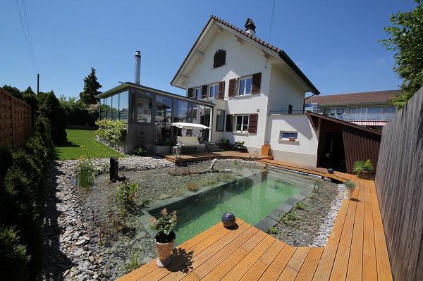 Giờ đây căn nhà với bể bơi “sang chảnh” này trông chẳng khác nào một khu nghỉ dưỡng cao cấp.