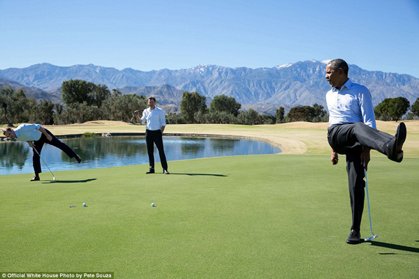 
Ông Obama đá chân để thể hiện sự thất vọng khi quả bóng không đi vào lỗ trong một trận đánh golf với các nhân viên của Nhà Trắng hôm 16/2/2016.
