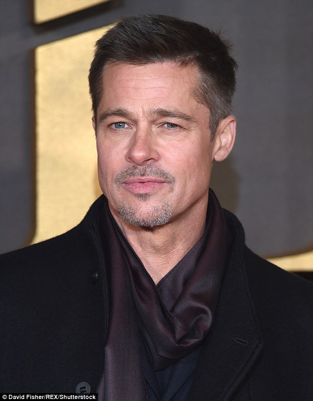 
Brad Pitt buồn rầu đón năm mới trong sự cô đơn
