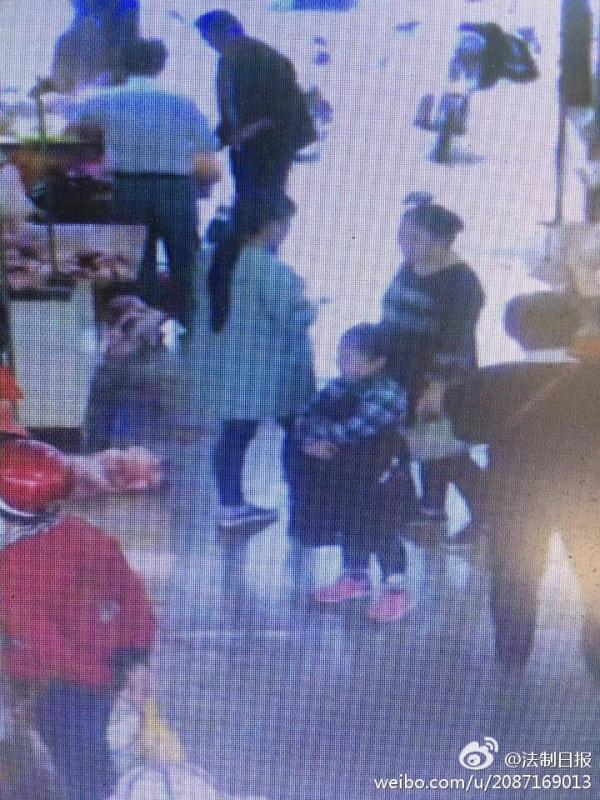 
 Camera giám sát ghi lại hình ảnh của bé gái này và một phụ nữ mang bầu khác đang lang thang trong chợ.
