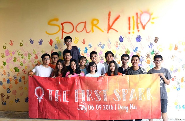 
Dự &aacute;n đầu tay của Project Spark (tổ chức Bảo đồng s&aacute;ng lập) ở Đồng Nai, x&acirc;y dựng s&acirc;n chơi v&agrave; giảng dạy tiếng Anh cơ bản qua c&aacute;c tr&ograve; chơi cho c&aacute;c em mồ c&ocirc;i.
