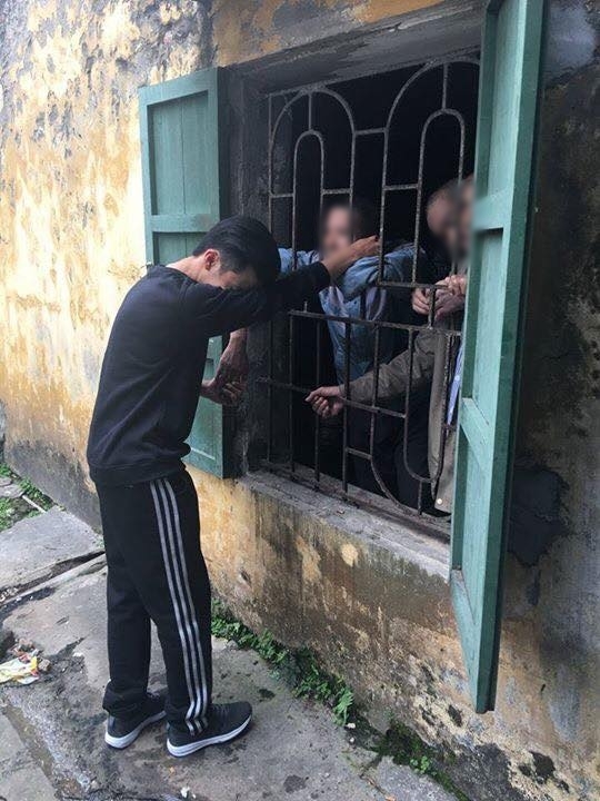Ch&agrave;ng trai bật kh&oacute;c khi nh&igrave;n thấy bạn m&igrave;nh sau song sắt trại t&acirc;m thần. Ảnh: Facebook N.T.T