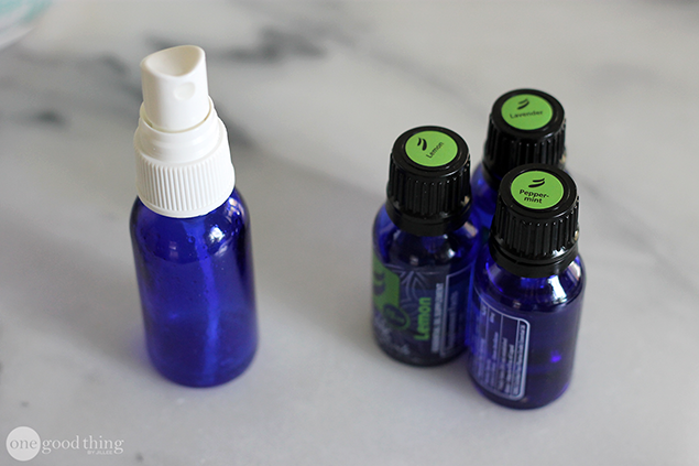 Cho c&aacute;c loại tinh dầu v&agrave;o chai xịt, th&ecirc;m một ch&uacute;t nước lắc đều