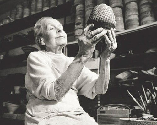 Chiếc bát sứ giản dị được trả mức giá quá đỗi choáng ngợp từng được thực hiện bởi một nghệ nhân gốm sứ người Anh nổi tiếng - bà Lucie Rie - từ cách đây gần 40 năm.