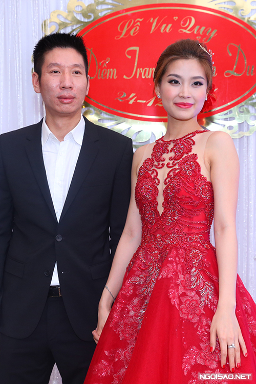 
Diễm Trang rạng rỡ trong đám cưới với doanh nhân Xuân Du hồi tháng 12/2015. Ảnh: Luciola Nguyễn
