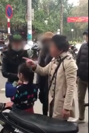 Nhiều người d&acirc;n đứng lại xin hộ cậu b&eacute;. Ảnh cắt từ clip.