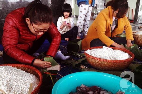 Mới đây, cộng đồng cư dân tại chung cư Gemek Tower 2 đã tổ chức gói bánh chưng tập thể ngay tại sảnh tòa nhà thu hút hàng trăm cư dân tham gia.