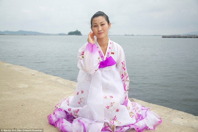 
Một cô gái mặc bộ quần áo truyền thống của Triều Tiên, ngồi tại bờ biển thành phố Wonsan.
