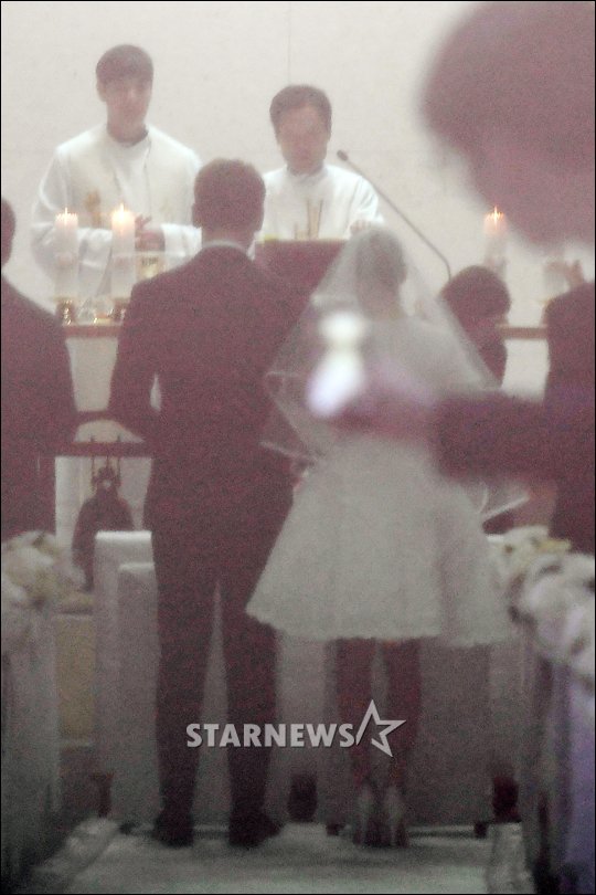 
Kim Tae Hee diện váy cưới ngắn, sánh vai chú rể tiến vào lễ đường. Chỉ có các thành viên trong gia đình và một số bạn bè thân thiết nhất của họ tham dự lễ cưới.
