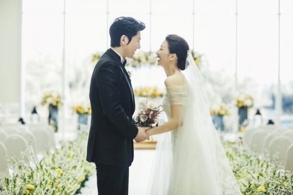 
Hồi đầu tháng 1, Park Ha Sun cùng Ryu Soo Young xác nhận lễ cưới sẽ diễn ra vào cuối tháng 1. Tuy nhiên, “Lưu Diệc Phi Hàn Quốc” và nửa kia từ chối tiết lộ lịch trình và địa điểm cụ thể. Có thể thấy sau bê bối về chính trị ở Hàn Quốc, các nghệ sĩ đều muốn tổ chức cưới đơn giản, kín đáo. Trước đó, Kim Tae Hee cùng Bi Rain cũng kiệm lời về ngày trọng đại.
