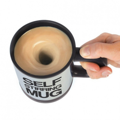 Bạn chỉ cần bấm nút ở quai cốc, cà phê sẽ tự hòa trộn cùng với đường, sữa.