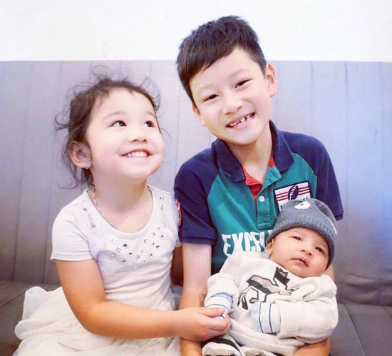 
Bé Nu được anh trai Bảo Nam và chị gái Na rất yêu thương.
