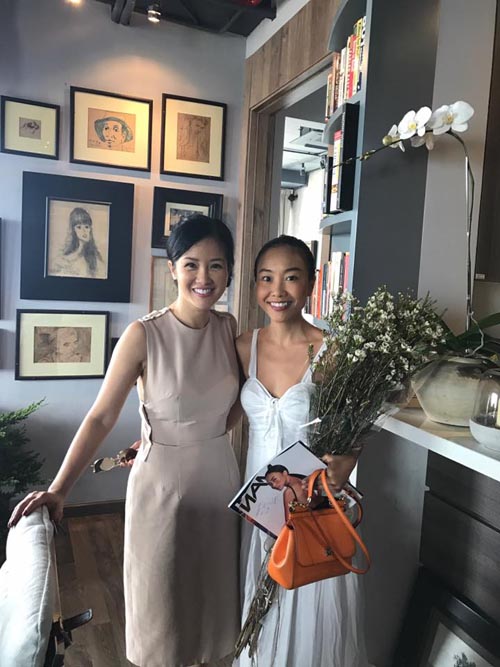 
Diva Hồng Nhung rạng rỡ đón tiếp Đoan Trang sang thăm nhà mới.
