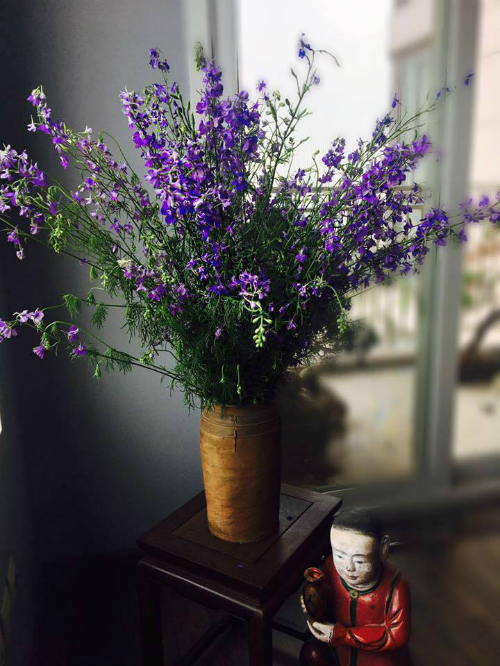 Lọ hoa violet tím cắm một mình gợi nhớ cái Tết thời bao cấp. Với quan niệm của người Hà Nội, Tết có thể ăn không no nhưng trong nhà chẳng thể thiếu bình hoa.