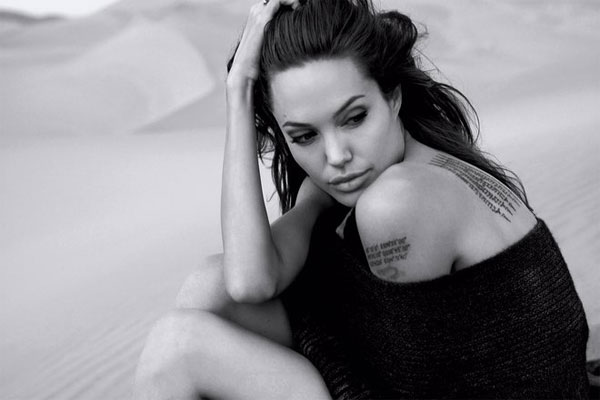 
Angelina Jolie quay trở lại với công việc khi nhận lời làm gương mặt đại diện cho dòng nước hoa mới của một thương hiệu.
