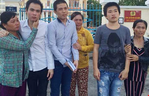 Từ trái qua, Nguyễn Hoàng Khang, Lê Minh Nhựt và Nguyễn Vũ Ca ngày rời trại tạm giam. Ảnh: PL