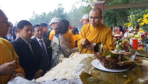 
Sau nghi lễ, chiếc bánh được chia cho người dân địa phương và khách thập phương. Ảnh: V.Đồng
