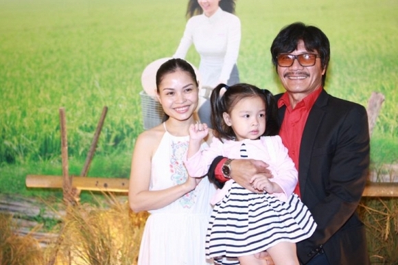 
Nghệ sĩ Công Ninh thường dẫn vợ con đi dự sự kiện.
