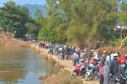 Rất đ&ocirc;ng người d&acirc;n tập trung theo d&otilde;i sự việc