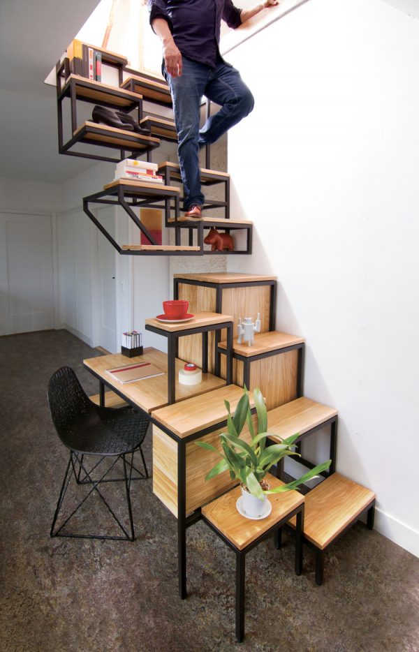 3. Cầu thang bằng gỗ sồi này có thiết kế khá độc đáo,, nửa trên kết hợp làm nơi để giày, sách vở và đồ trang trí, nửa dưới là chiếc bàn và 1 không gian cho cà phê sáng.
