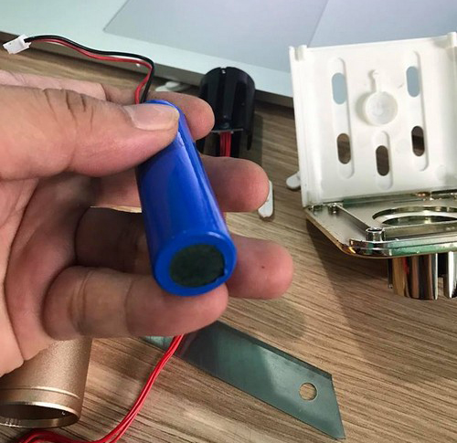 Th&aacute;o rời một chiếc micro h&aacute;t karaoke mua tại một chuỗi b&aacute;n lẻ di động, vi&ecirc;n pin b&ecirc;n trong kh&ocirc;ng c&oacute; th&ocirc;ng tin g&igrave;.